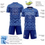 Camiseta de fútbol personalizada con sublimación geométrica, diseño abstracto azul y blanco, con formas reales claras