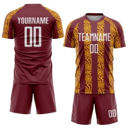 Uniforme de fútbol personalizado con sublimación, blanco, dorado y burdeos, abstracto. Uniforme de fútbol personalizado con sublimación, blanco, dorado y burdeos, abstracto.