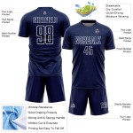 Camiseta de fútbol personalizada con diseño geométrico de sublimación en color azul marino y blanco.